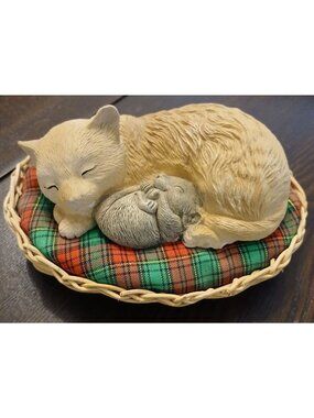 Sleeping Cat With Mouse Figurine In Basket w/ Plaid Cushion Vintage #WS-2
